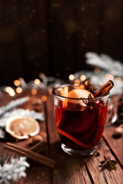 Ahşap masa ve arka planda cam bardak. Noel zamanı konsepti