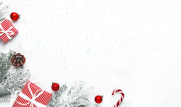 Boże Narodzenie i Nowy Rok płaski leżał z dwoma czerwonymi białymi paskami prezent pudełka — Zdjęcie stockowe