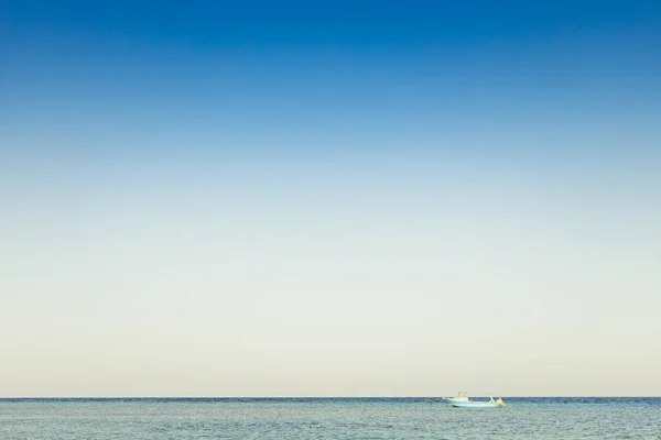 Kilátás egyedül kék hajó vagy hajó jacht csendes tenger vagy óceán víz — Stock Fotó