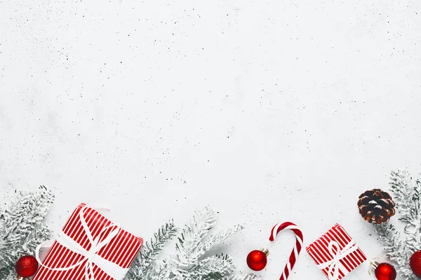 Karácsony és újév lakás feküdt két piros fehér ajándék dobozok felső nézet — Stock Fotó