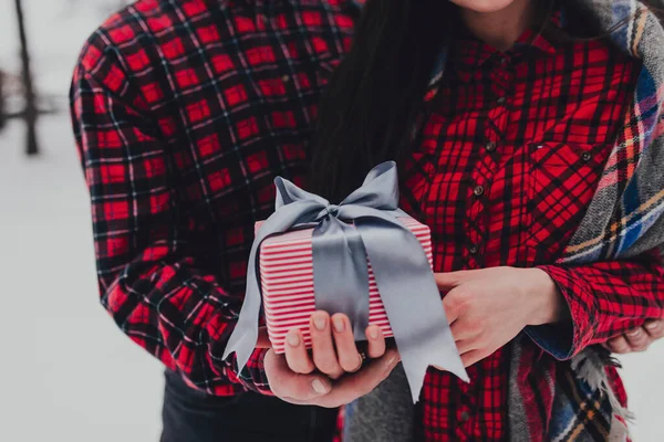 Boyfriend giving a gift box present with ribbon due to Saint Valentine day — 图库照片