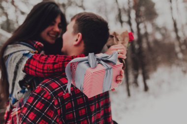 Sevgilisi, Sevgililer Günü hediyesi olarak bir kurdele hediye ediyor. 