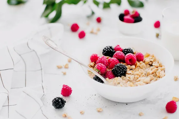 Breakfast bowl with granola, muesli, raspberry, blackberry on gray table — Stock Photo, Image