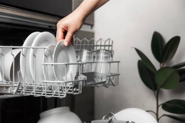 Bulaşık makinesini temiz çatal bıçak, bardaklar, bulaşıklar ev mutfağında.