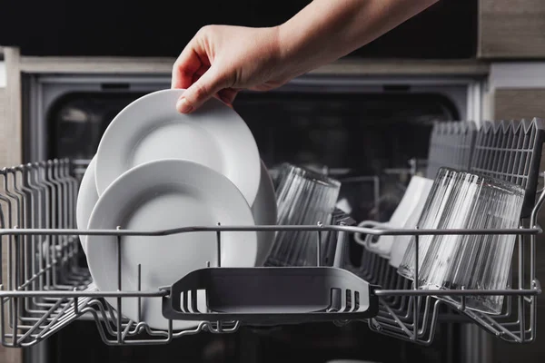 Bulaşık makinesini temiz çatal bıçak, bardaklar, bulaşıklar ev mutfağında.