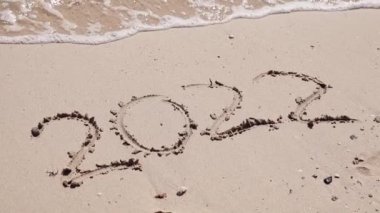Dalgalar 2022 'deki yazıyı silip süpürüyor. Giden yıl kavramı
