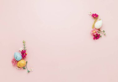 Paskalya tatili model geçmişi. Yukardan Paskalya yumurtalarına kadar çerçeveli üst manzara