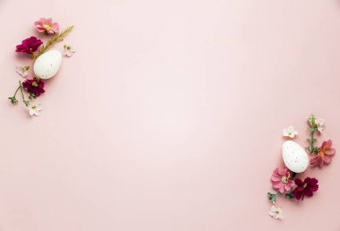 Paskalya tatili model geçmişi. Yukardan Paskalya yumurtalarına kadar çerçeveli üst manzara