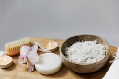 Otel spa tedavisi ya da banyo prosedürü. Banyo, aksesuarlar tepside.