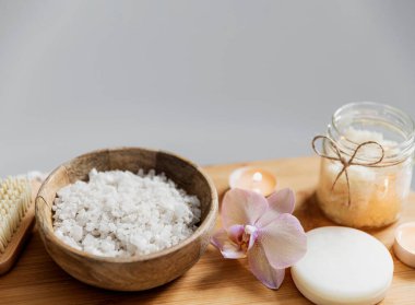 Otel spa tedavisi ya da banyo prosedürü. Banyo, aksesuarlar tepside.