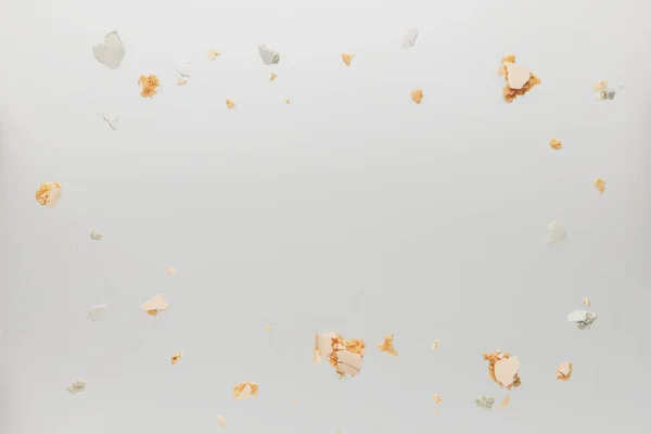 Tapas de galletas macaron blancas, amarillas, doradas, cubiertas, piezas y patrón de mordeduras — Foto de Stock
