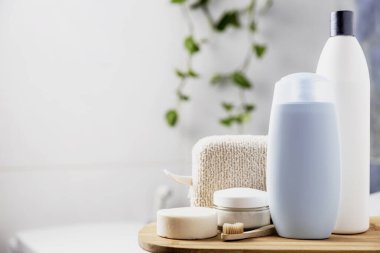 Otel spa tedavisi ya da banyo prosedürü. Aksesuarlı, kozmetik ürünlü banyo.