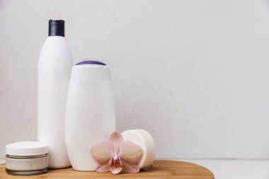 Otel spa tedavisi ya da banyo prosedürü. Aksesuarlı, kozmetik ürünlü banyo.