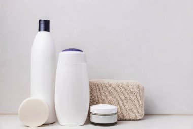 Otel spa tedavisi ya da banyo prosedürü. Aksesuarlı, kozmetik ürünlü banyo.