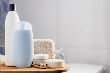 Otel spa tedavisi ya da banyo prosedürü. Aksesuarlı, kozmetik ürünlü banyo.