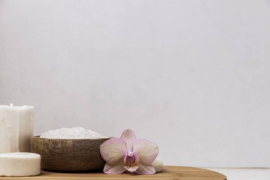 Otel spa tedavisi ya da banyo prosedürü. Havlulu banyo, deniz tuzu, sabun.