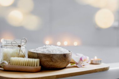 Otel spa tedavisi ya da banyo prosedürü. Banyo, aksesuarlar tepside.