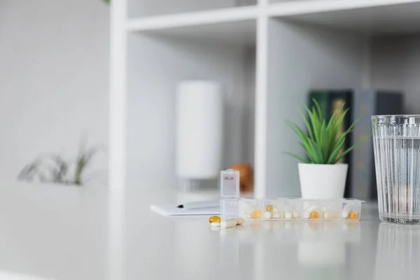 Medicinsk pillerkartong med tablettdoser för daglig medicinering med läkemedel, kapslar — Stockfoto