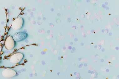 Mutlu Paskalyalar, gelecek bahar konsepti. Düz dallar, beyaz yumurtalar