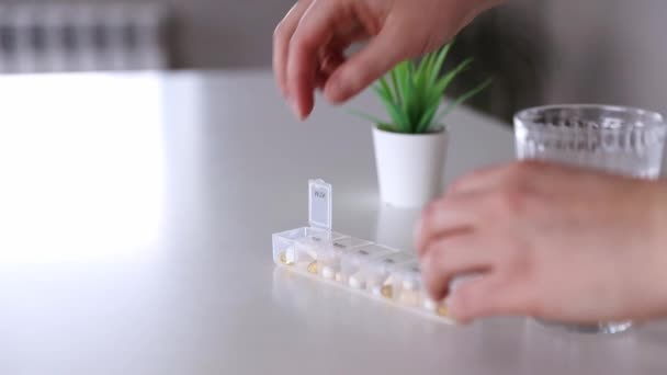 Orvosi tabletta doboz tabletta adagok napi vegye gyógyszer gyógyszerekkel, kapszulákkal — Stock videók