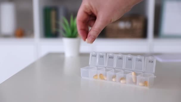 Pillole messe a mano nella scatola delle pillole mediche, dosi di compresse per l'assunzione giornaliera, farmaci, capsule — Video Stock