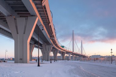 Batı yüksek hızlı çapı Petrovsky fairway karşısında kablo kaldı köprü. St. Petersburg'da. Rusya