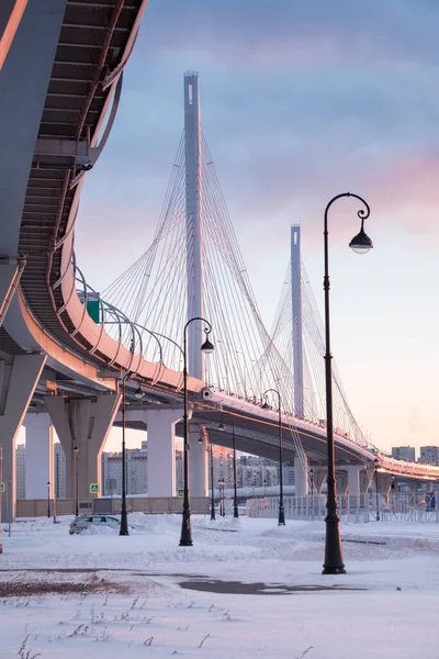 Batı yüksek hızlı çapı Petrovsky fairway karşısında kablo kaldı köprü. St. Petersburg'da. Rusya