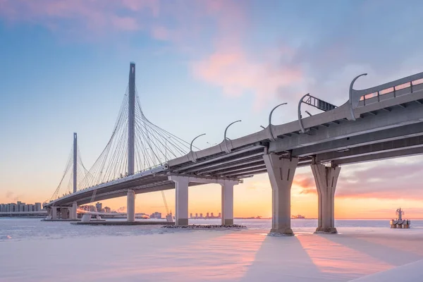 Batı yüksek hızlı çapı Petrovsky fairway karşısında kablo kaldı köprü. St. Petersburg'da. Rusya
