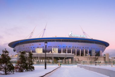 Krestovsky adasında bir stadyum, Saint Petersburg Arena olarak bilinir, diğer adıyla Zenith Arena, diğer adıyla Gazprom Arena. Rusya