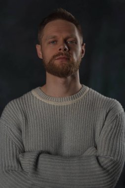 Karanlıktaki sakallı bir adamın portresi..