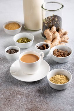 Bir fincan geleneksel Hint masala çayı. Beton zemin üzerinde baharatlı süt çayı içerir. 