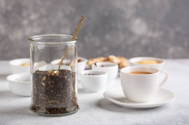 Bir fincan geleneksel Hint masala çayı. Beton zemin üzerinde baharatlı süt çayı içerir. 