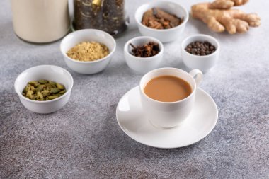 Bir fincan geleneksel Hint masala çayı. Beton zemin üzerinde baharatlı süt çayı içerir. 