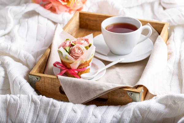 Λουλούδια Cupcakes Και Φλιτζάνι Τσάι Ξύλινο Δίσκο Λευκό Καρό Όμορφα — Φωτογραφία Αρχείου