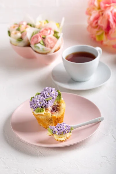 Λουλούδι Cupcakes Και Φλιτζάνι Τσάι Λευκό Φόντο Όμορφα Κέικ Κύπελλο — Φωτογραφία Αρχείου