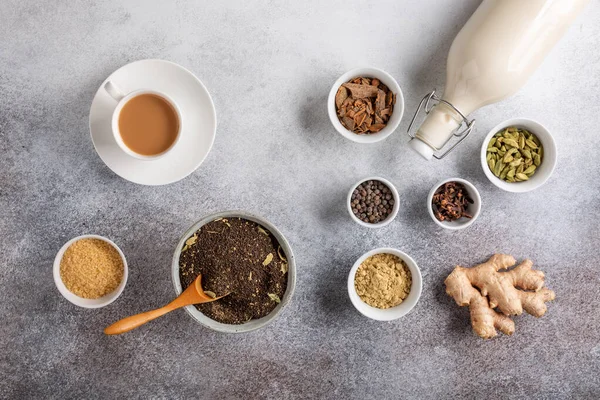 Tazza Masala Chai Indiano Tradizionale Ingredienti Latte Piccante Sfondo Cemento — Foto Stock