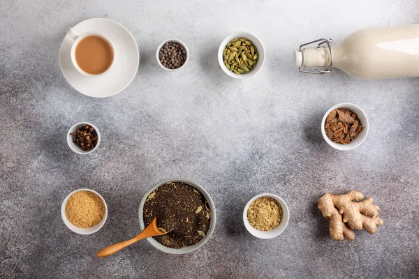 Beker Van Traditionele Indiase Masala Chai Ingrediënten Voor Kruidige Melkthee — Stockfoto