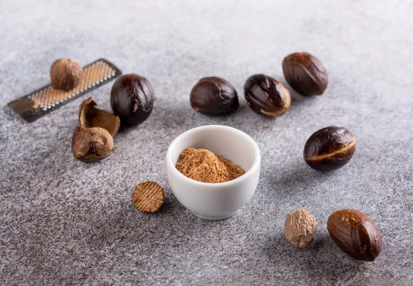 Nootmuskaatzaad Gemalen Nootmuskaatnoot Met Rasp Betonnen Ondergrond Vers Geraspt Kruid — Stockfoto