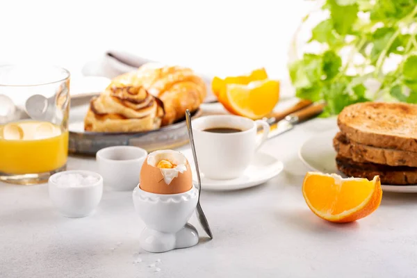 柔らかいゆで卵 トーストしたパン コーヒーとオレンジジュースでおいしい朝食 — ストック写真