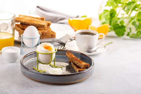 柔らかいゆで卵 トーストしたパン コーヒーとオレンジジュースでおいしい朝食 — ストック写真