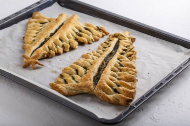 Peynirli puf böreği ve Noel ağacı şeklinde ıspanak..