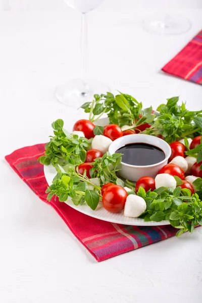 Espetos Caprese Com Esmalte Balsâmico Guirlanda Natal Salada Caprese Delicioso — Fotografia de Stock
