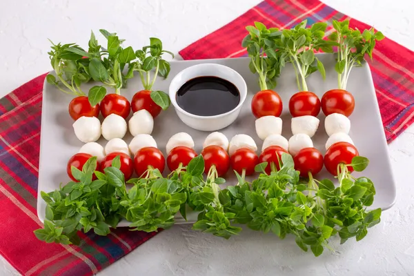 Espetos Caprese Com Esmalte Balsâmico Salada Caprese Delicioso Aperitivo Comida — Fotografia de Stock