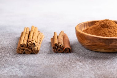 Seylan tarçın ve kasya, beton zemin üzerinde çubuklar ve toz. Boşluğu kopyala.