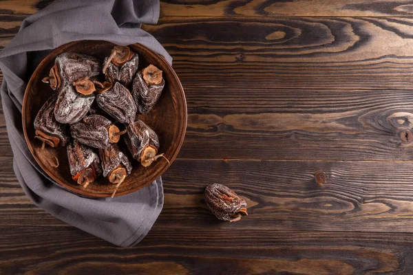 Sušený Persimmon Hnědé Míse Dřevěném Pozadí Horní Pohled Kopírovací Prostor — Stock fotografie