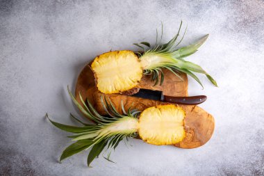 Gri arka planda dilimlenmiş ananas. Üst görünüm, boşluk kopyala, düz çizgi.