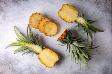 Gri arka planda dilimlenmiş ananas. Üst görünüm, düz görünüm.