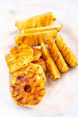 Beyaz arka planda ızgara ananas dilimleri..