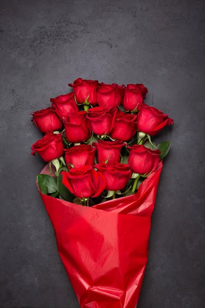 Boeket Rode Rozen Mooie Bloemen Een Zwarte Achtergrond Bovenaanzicht Vlak — Stockfoto