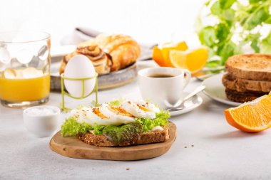 Kızarmış ekmek, kahve ve portakal suyu üzerine haşlanmış yumurta ile nefis bir kahvaltı..